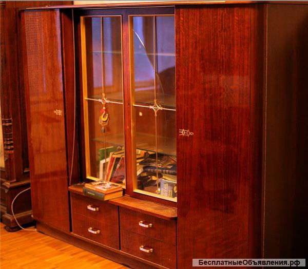 Отдаю даром советский шкаф