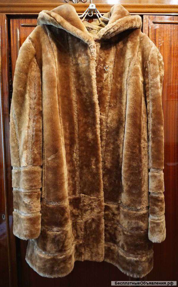 Шуба из мутона с капюшоном