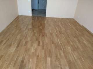 Укладка линолеума, ламината, фанеры и др. Плинтуса. Наклейка обоев.