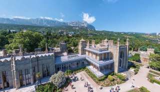 Номер с балконом с видом на горы и кусочек моря