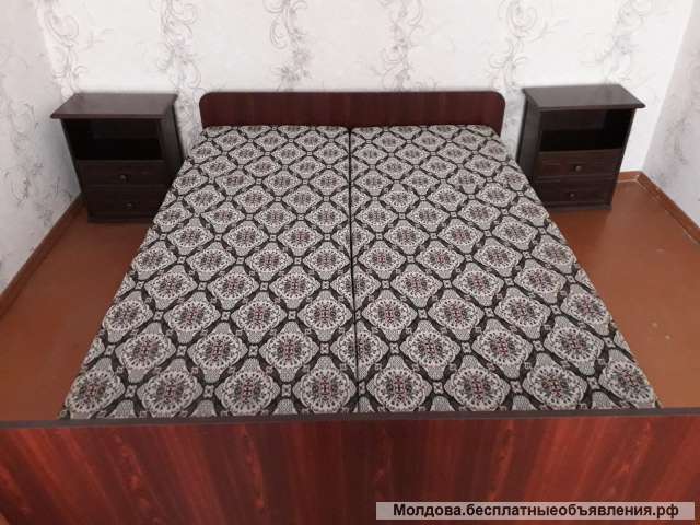 Кровать и две тумбочки