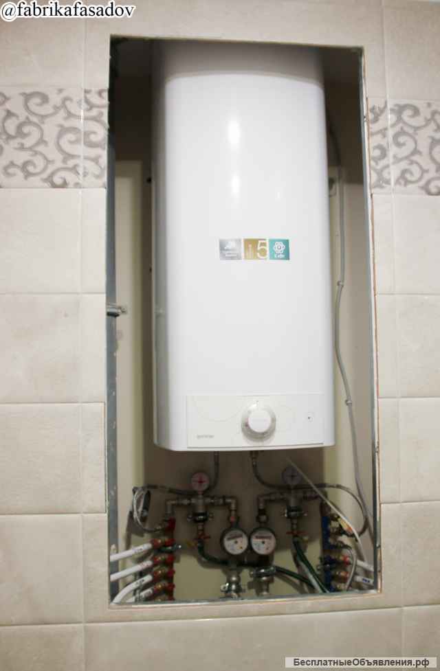 Дверца в технической нише в санузле