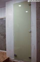 Дверца для потайной ниши в ванной комнате