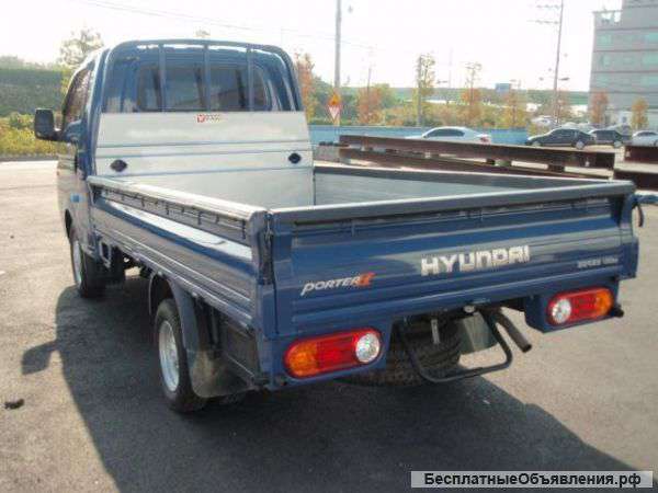 Водитель со своим грузовым авто Hyundai Porter-II