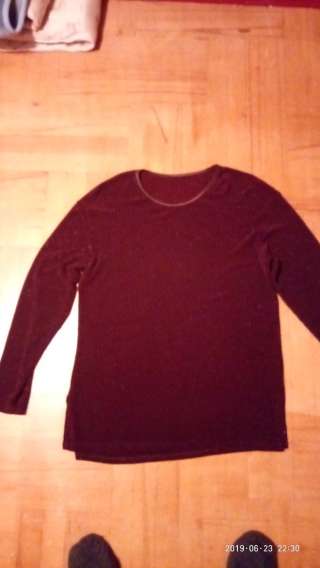 Много мужских.детских и женских вещей.