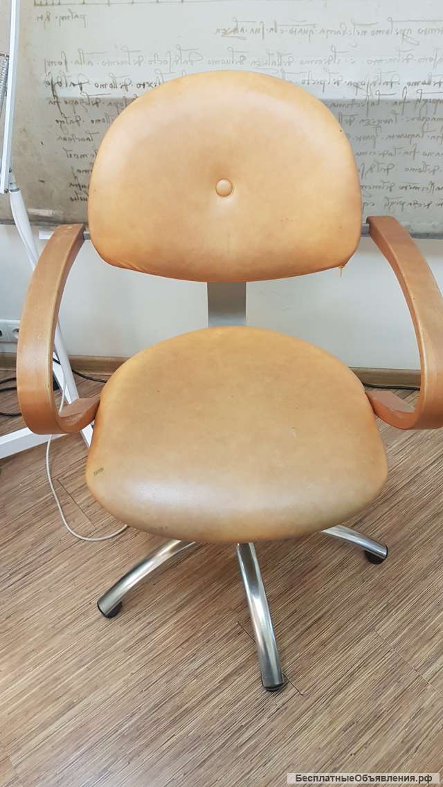 Кожаное парикмахерское кресло