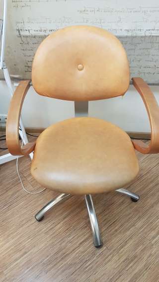 Кожаное парикмахерское кресло