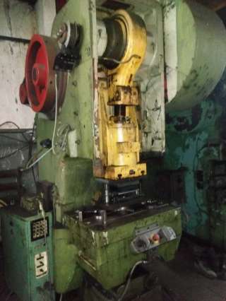 Пресс однокривошипный простого действия открытый с передвижным столом К1430Б