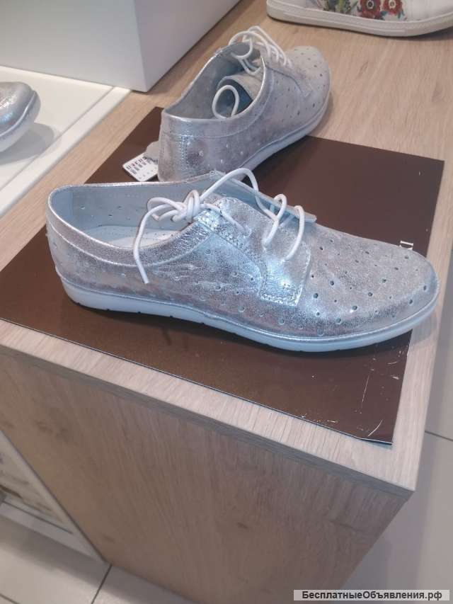 Спортивные туфли