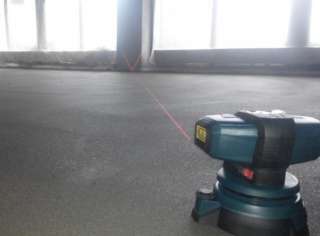Стяжка пола машинным способом и вручную