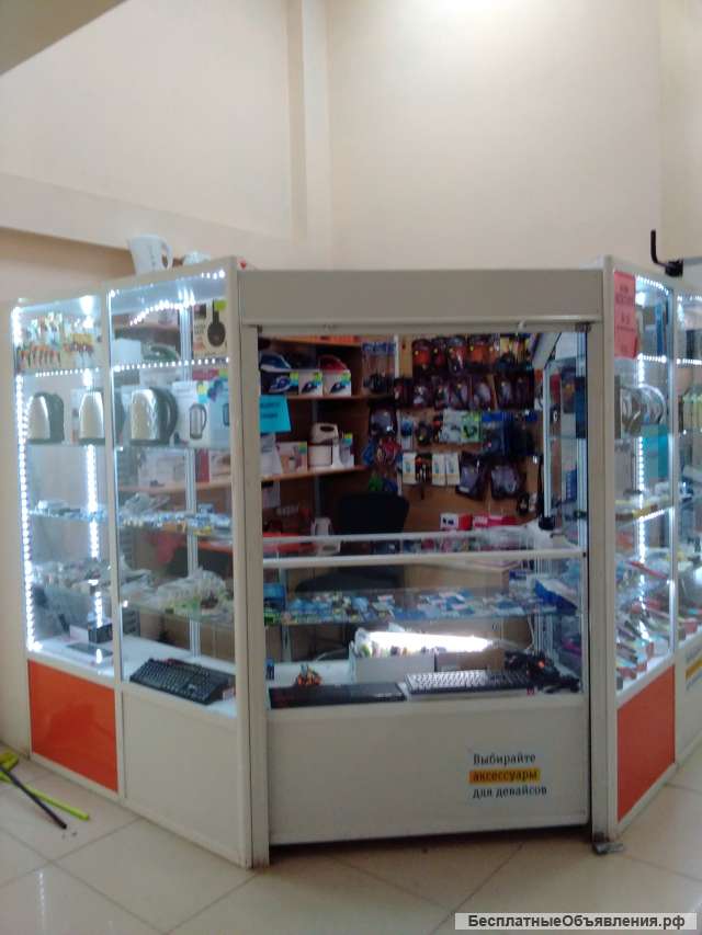 Стеклянный павильон и три витрины