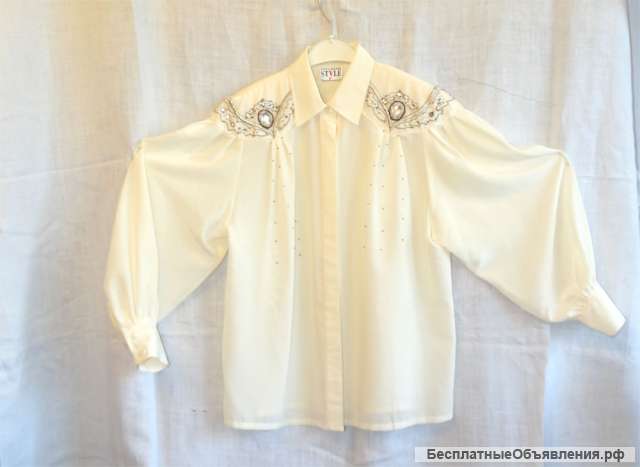 Красивая шёлковая блузка с вышивкой и стразами