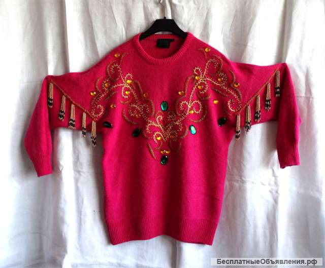 Яркий трикотажный свитер с вышивкой и стразами
