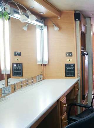 Предоставляем автобус с водителем, в котором одна часть гримёрка, а другая - костюмерная