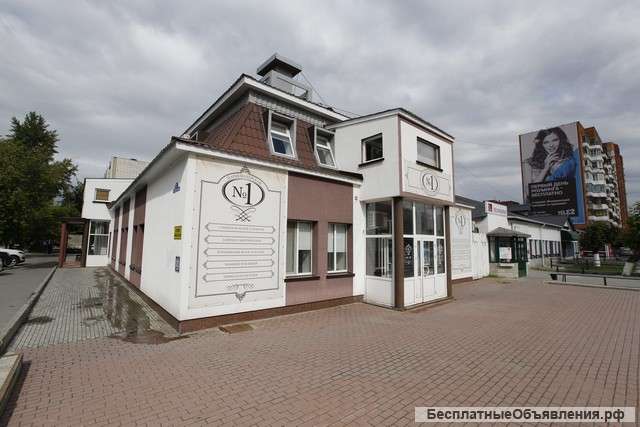 Здание с земельным участком в центре