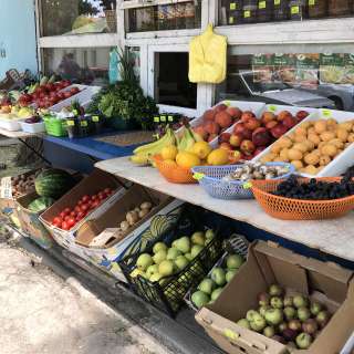 Продавец в овощной киоск