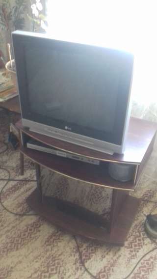 Стенку их красного дерева, тумбочку, телевизор, два стола из красного дерева