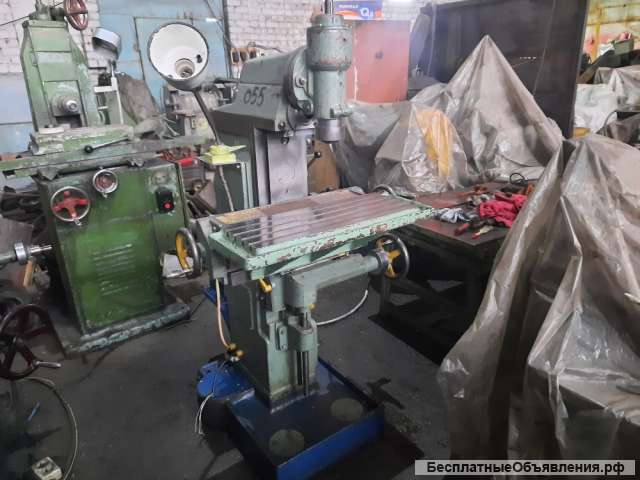 Универсальный фрезерный станок 6В75