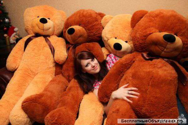 Большой плюшевый медведь