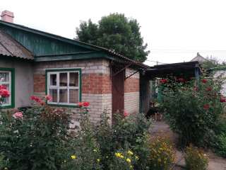 В Морозовске дом и жилой флигель