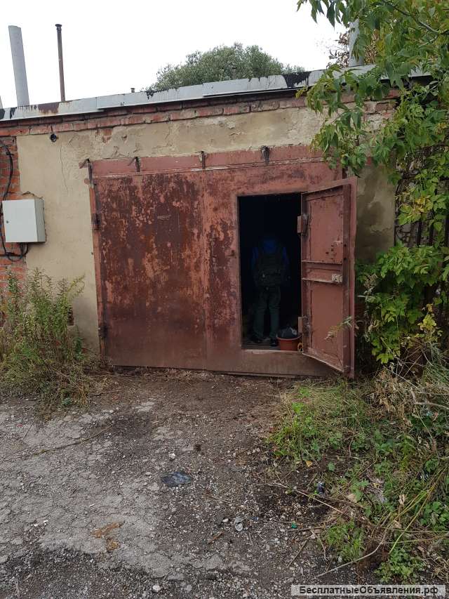 Кирпичный гараж в центре города