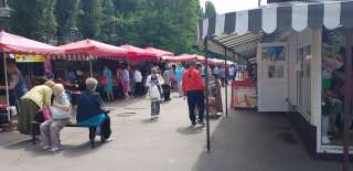 Продавец в овощной ларёк