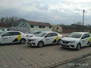 Водитель такси на авто компании