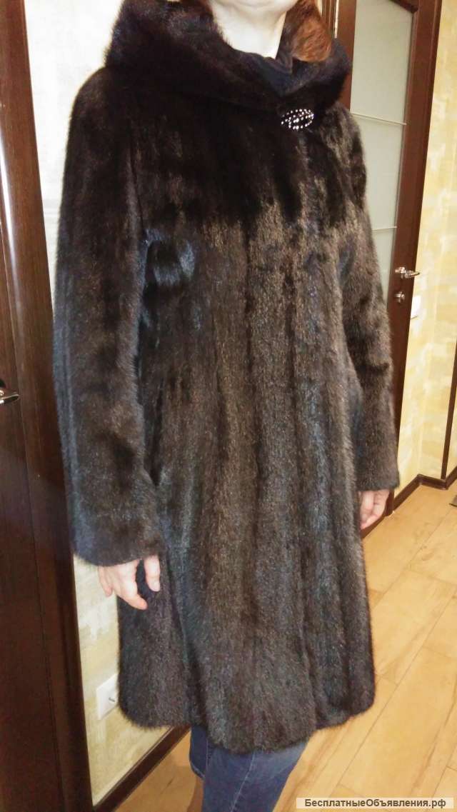 Норковую шубу с капюшоном в отличном состоянии