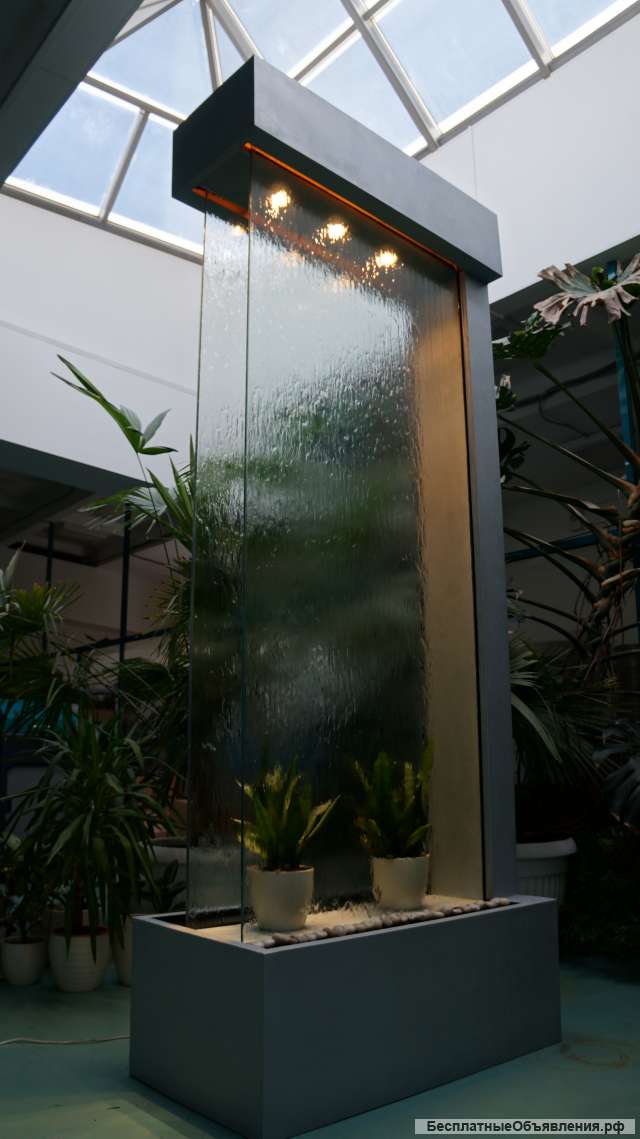 Интерьерный водопад по стеклу