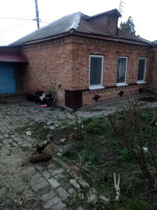 Дом-75м2. Кирпич, 2 входа. Участок квадратный-8 соток. Въезд есть.