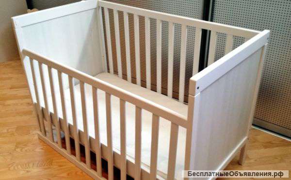 Кроватка детская, белого цвета