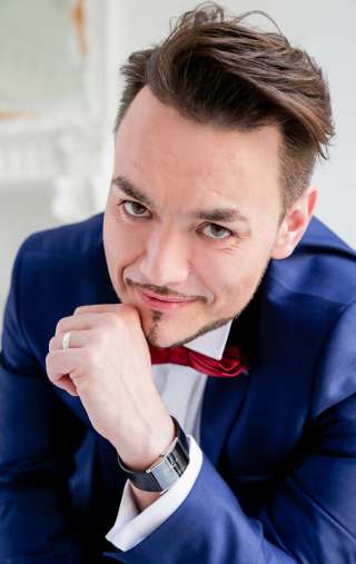 Ведущий