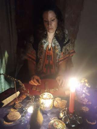 Маг-рунолог, таролог. Оказываю магические услуги более 15 лет.