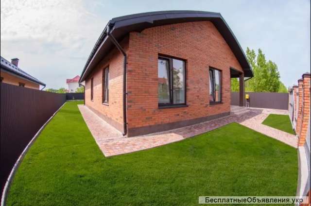 Новый кирпичный дом с камином