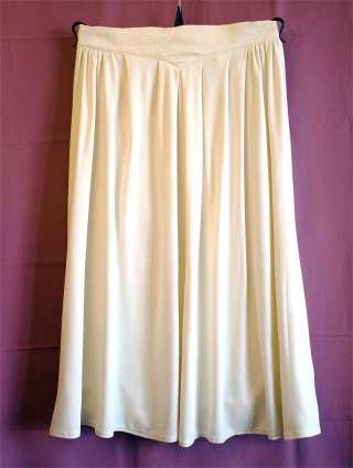 Новая трикотажная светлая юбка модного фасона