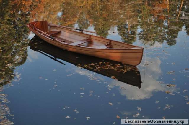 Дерев'яний човен з червоного дерева