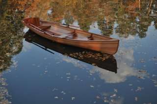 Дерев'яний човен з червоного дерева