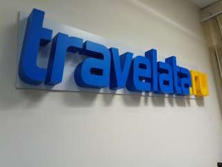Наружная реклама компании Travelata, оформление интерьера