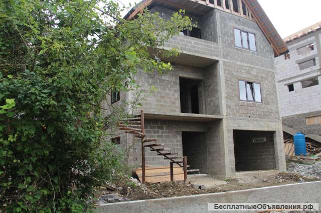 Трехэтажный дом в поселке Лоо