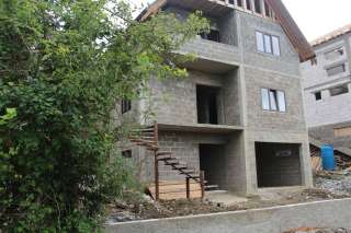 Трехэтажный дом в поселке Лоо