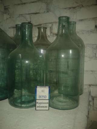 Бутыли-сулии стеклянные старинные различного размера и литража