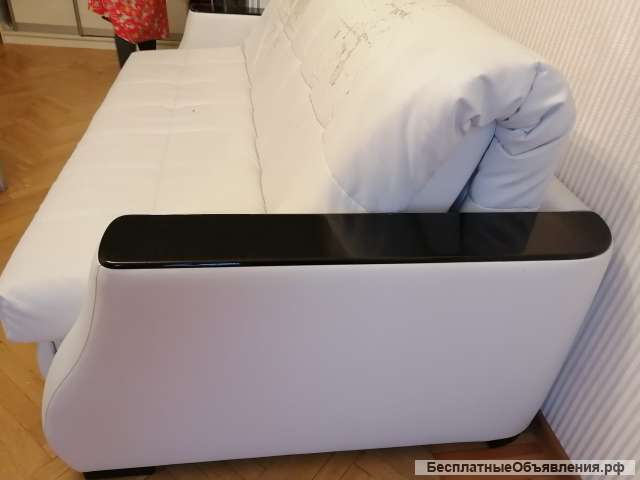 Диван хороший белый