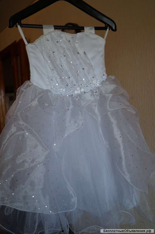 Платье праздничное белое на возраст 5-7 лет