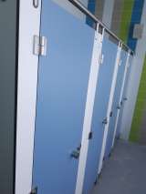 Система модульных туалетных сантехнических перегородок из бумажно-слоистого пластика панели HPL