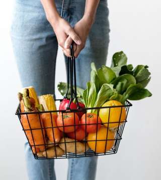 Работник в прикассовой зоне