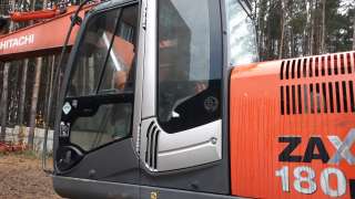 Габаритный экскаватор Hitachi ZX180LCN-3, в Москве. Наработка 8 тысяч моточасов.