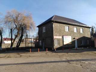 Двухэтажное здание. Первый этаж коммерческий второй этаж жилой.