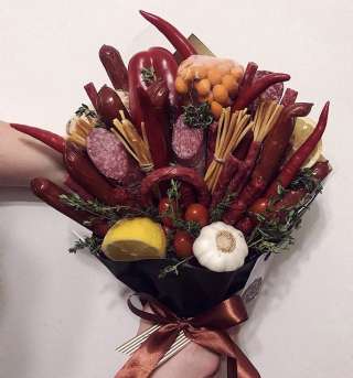 Мужской букет, съедобные букеты, букет из колбасы