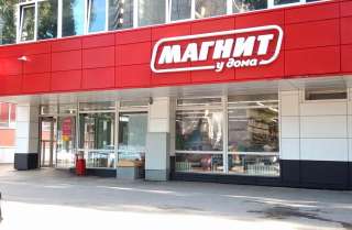 Приглашает на постоянную работу продавцов-кассиров