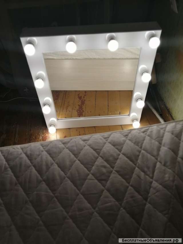 Гримёрное зеркало с лампами
